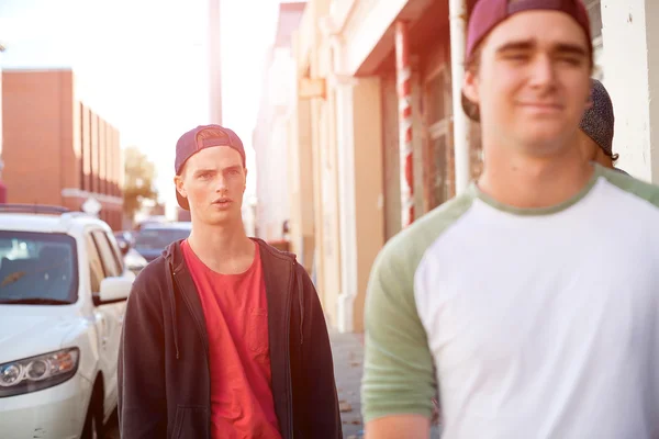 Amis adolescents positifs avec skateboards — Photo