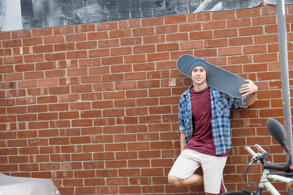 Schöner Kerl mit Skateboard — Stockfoto