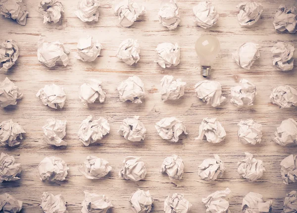 topları buruşuk kağıt ve ampul