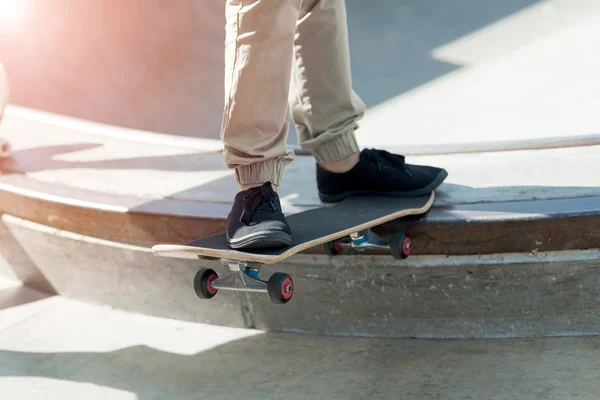 Beine des Skateboarders — Stockfoto