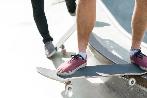 Rapazes a andar de skate — Fotografia de Stock