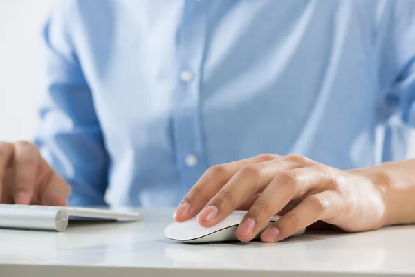 Jonge man typen op toetsenbord — Stockfoto