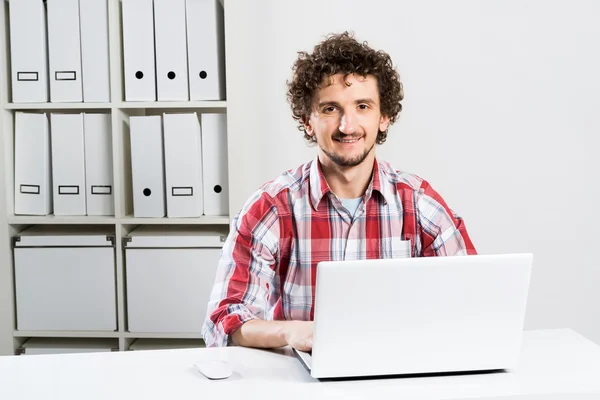 Homem trabalhando no escritório — Fotografia de Stock