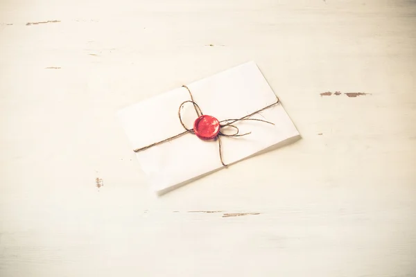 Carta com selo na mesa — Fotografia de Stock