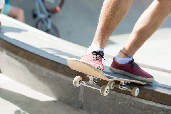 Beine von Skateboardern — Stockfoto