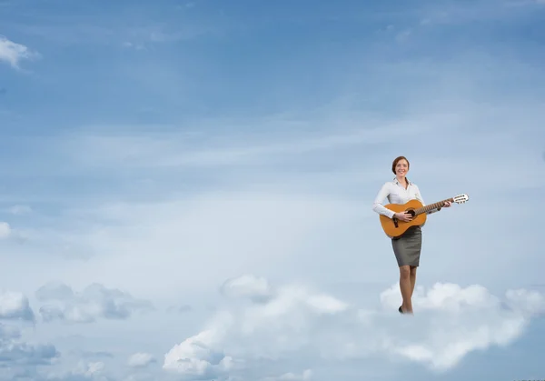 Geschäftsfrau spielt Akustikgitarre — Stockfoto