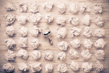 topları buruşuk kağıt ve ampul