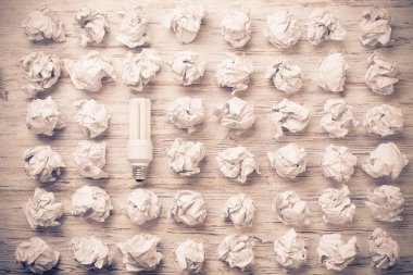 topları buruşuk kağıt ve ampul