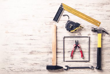 ahşap masa enstrümanlar