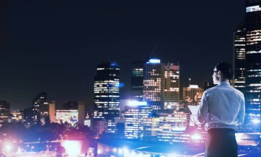 Gece parlayan city ile ilgilenen iş adamı