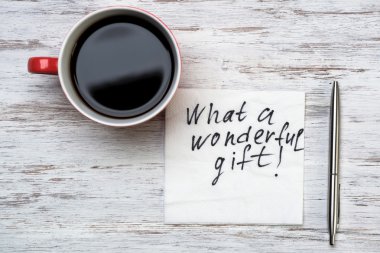 Peçeteye yazılmış romantik mesaj