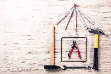 ahşap masa enstrümanlar