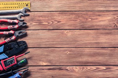 ahşap masa enstrümanlar