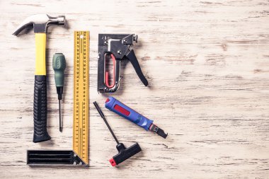 ahşap masa enstrümanlar