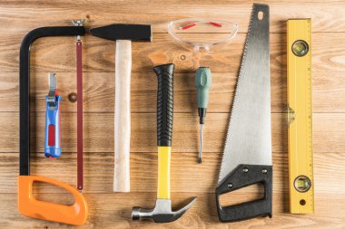 ahşap masa enstrümanlar