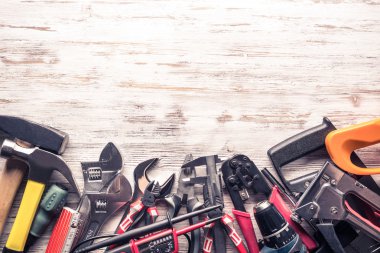 ahşap masa enstrümanlar