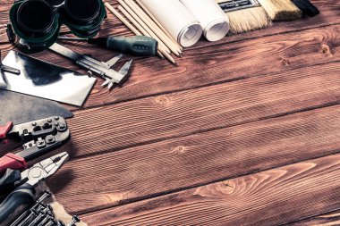 ahşap masa enstrümanlar