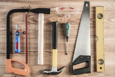 ahşap masa enstrümanlar