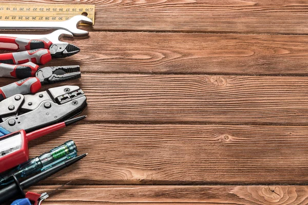 ahşap masa enstrümanlar