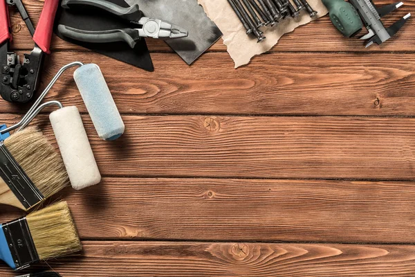 ahşap masa enstrümanlar