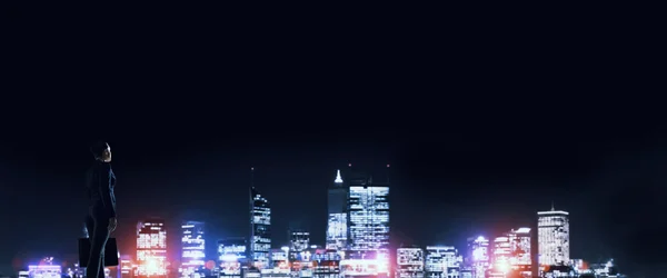 Empresária vendo noite brilhando cidade — Fotografia de Stock