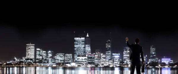 Empresário vendo noite brilhando cidade — Fotografia de Stock