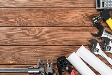 ahşap masa enstrümanlar