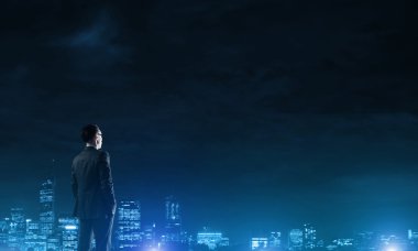 Gece parlayan city ile ilgilenen iş adamı