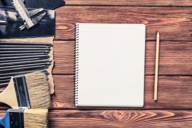 ahşap masa enstrümanlar