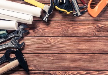 ahşap masa enstrümanlar