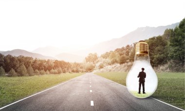 Ampulün içindeki iş adamı