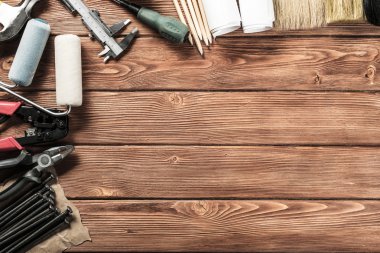 ahşap masa enstrümanlar