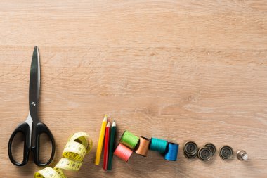 Dikiş takımı masada