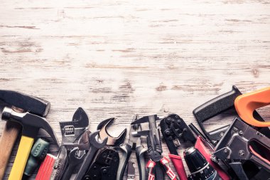 ahşap masa enstrümanlar