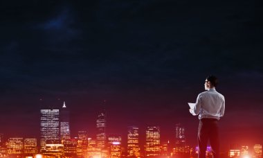 Gece parlayan city ile ilgilenen iş adamı