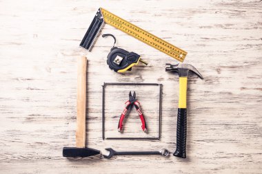 ahşap masa enstrümanlar