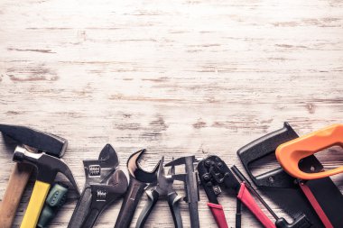 ahşap masa enstrümanlar