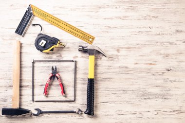 ahşap masa enstrümanlar