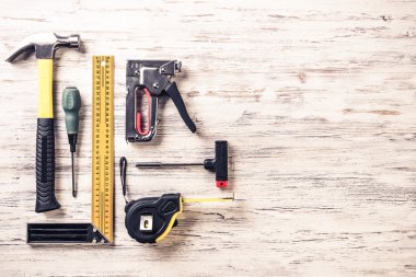 ahşap masa enstrümanlar