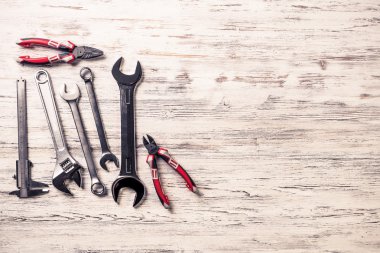 ahşap masa enstrümanlar