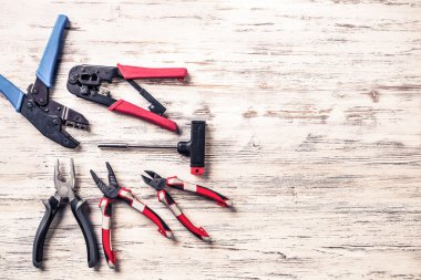 ahşap masa enstrümanlar