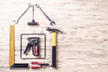 ahşap masa enstrümanlar