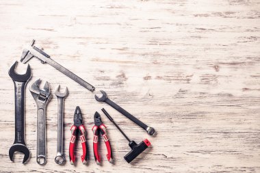 ahşap masa enstrümanlar