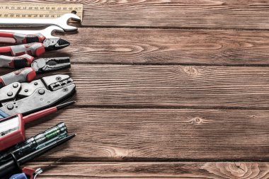 ahşap masa enstrümanlar