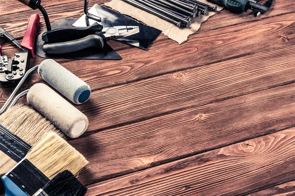 ahşap masa enstrümanlar