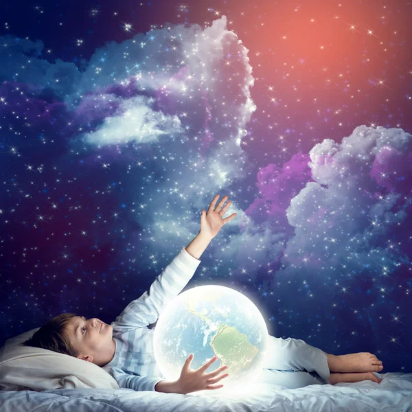 Jongen droomt vóór slaap — Stockfoto