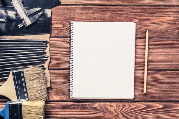 ahşap masa enstrümanlar