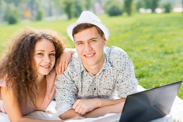 Paar liegt zusammen im Park — Stockfoto