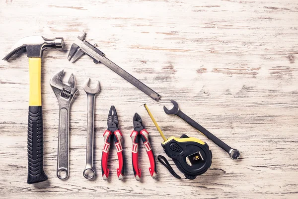 ahşap masa enstrümanlar