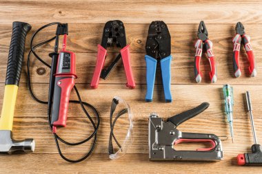 ahşap masa enstrümanlar